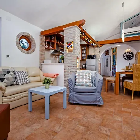 Spacious Holiday Home In Rovinjsko Selo With Swimming Pool *