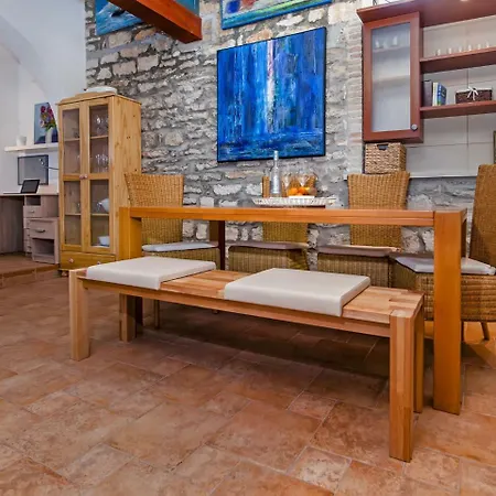 Spacious Holiday Home In Rovinjsko Selo With Swimming Pool Casa de Férias