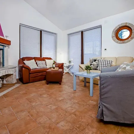 Spacious Holiday Home In Rovinjsko Selo With Swimming Pool Rovinj