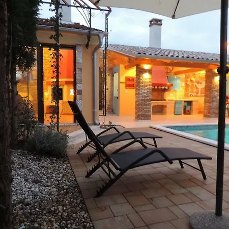 Spacious Holiday Home In Rovinjsko Selo With Swimming Pool Casa de Férias *