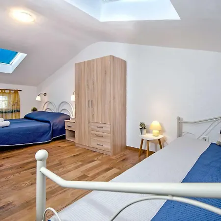 Spacious Holiday Home In Rovinjsko Selo With Swimming Pool Casa de Férias *