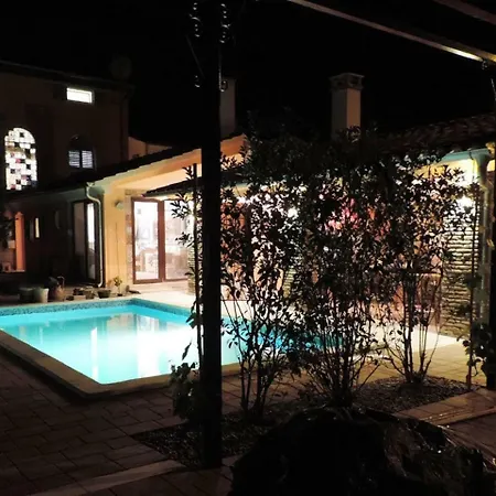Spacious Holiday Home In Rovinjsko Selo With Swimming Pool *