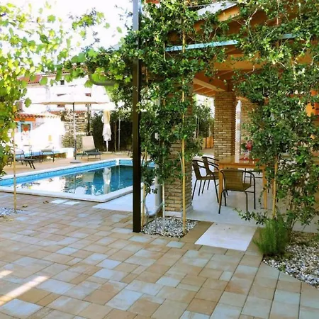 Spacious Holiday Home In Rovinjsko Selo With Swimming Pool Prázdninový dům *