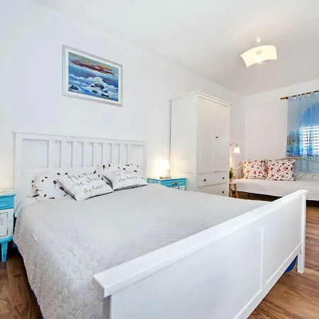 Spacious Holiday Home In Rovinjsko Selo With Swimming Pool Prázdninový dům